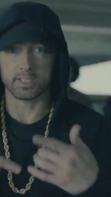 Rapper Eminem steht mit seiner Crew in einem Parkhaus und rappt gegen Donald Trump und seine Anhänger.