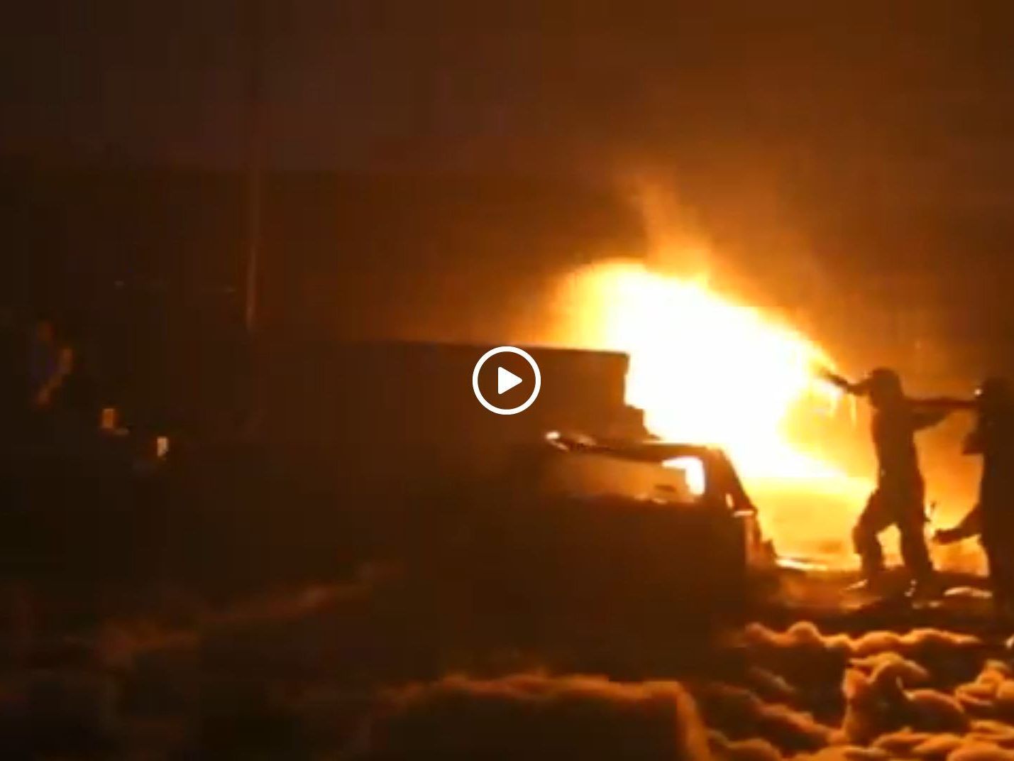 Das Feuer breitete sich schnell aus. Das Feuer breitete sich schnell aus.