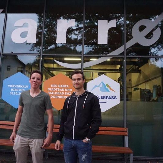 W&W traf sich mit Tobias (20) und Mathias (21) an der Karrenseilbahn-Talstation.