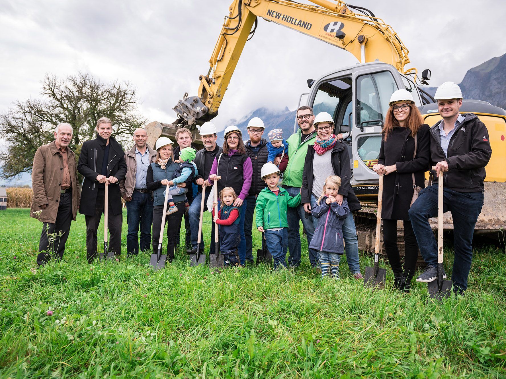Die neuen Eigentümerinnen und Eigentümer sowie das trimana-Team feierten gemeinsam den Spatenstich der Reihenhäuser Fischerweg in Feldkirch-Bangs.