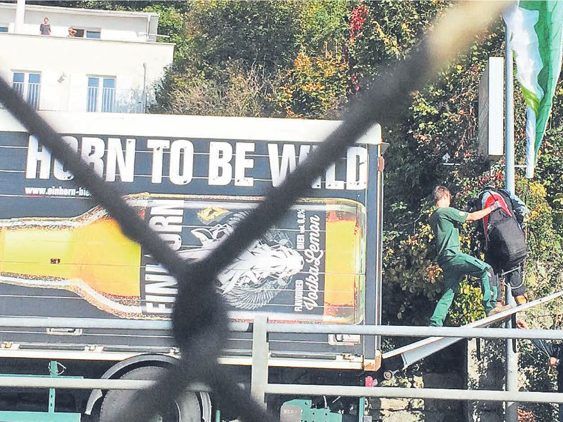 Simon half dem 56-Jährigen, sich zu befreien, nachdem Ernst den Lkw entsprechend platziert hatte.