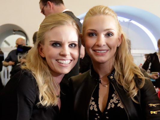 Die beiden Frauen wirken wie Freundinnen.