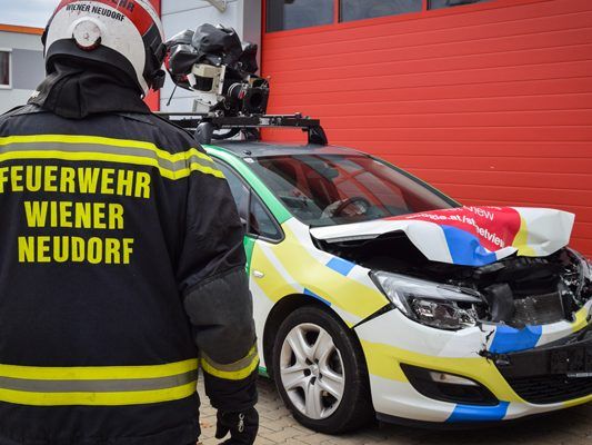 Der Google Street View Pkw wurde bei dem Unfall beschädigt. Der Google Street View Pkw wurde bei dem Unfall beschädigt.
