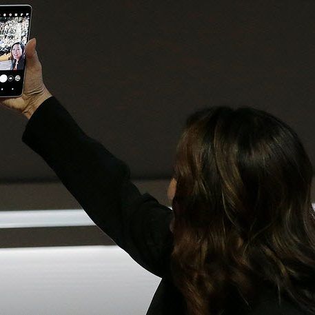 Die neue Funktion "Google Lens", bei der Inhalte im Bild erkannt werden können, funktioniert zunächst nur in der Foto-App