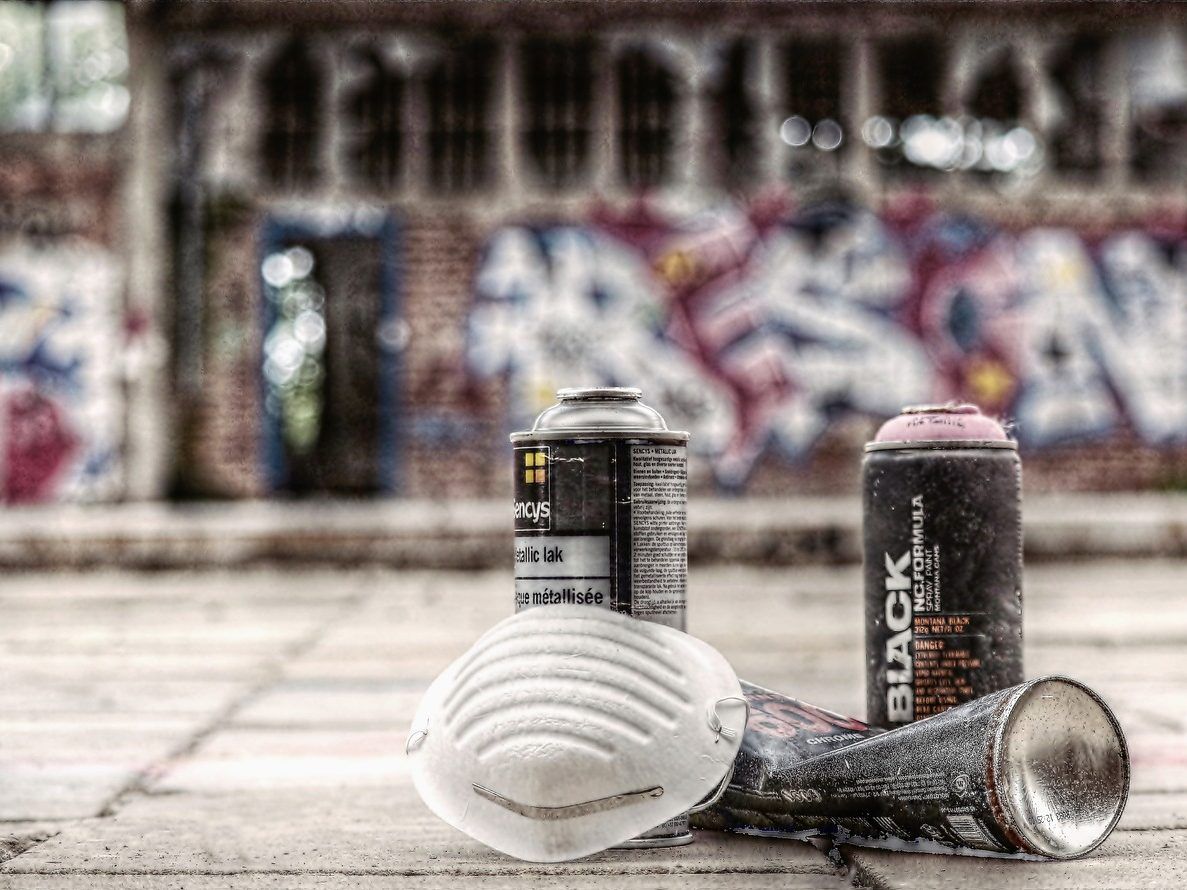 Die Polizei bittet um Hinweise zu den Urhebern der fragwürdigen Graffiti. Die Polizei bittet um Hinweise zu den Urhebern der fragwürdigen Graffiti.
