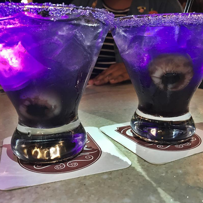 Zu Halloween präsentiert Disneyland einen gruseligen Cocktail.
