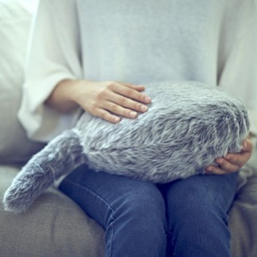 "Qoobo" ist ein beruhigendes Kissen mit lebensechtem Katzenschwanz.