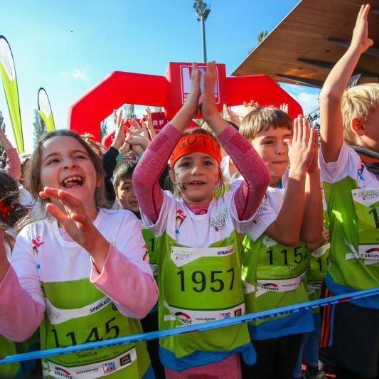 Gut gelaunte Kinder vor dem Start