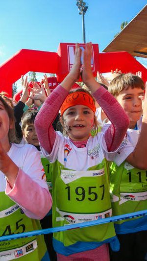 Gut gelaunte Kinder vor dem Start