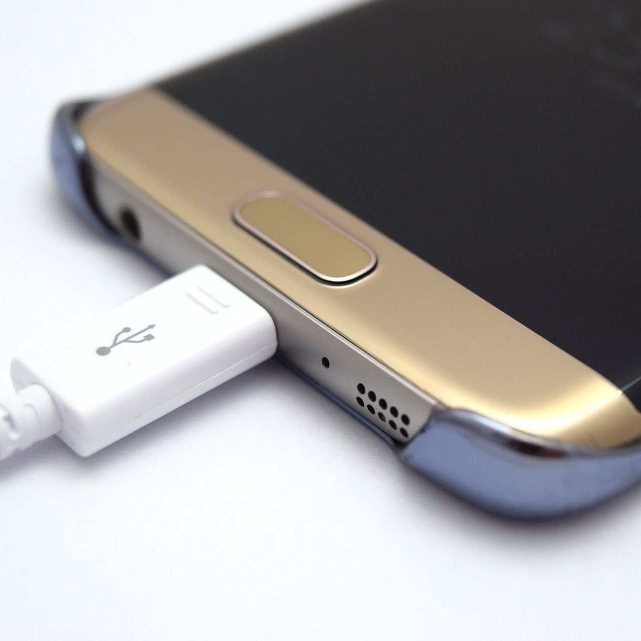 Smartphones sollten nicht über Nacht geladen werden.