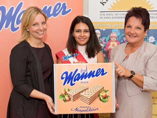 Manner Pressesprecherin Mag. Karin Steinhart, Miss Bonbon Fanny Kamali und Kinder-Krebs-Hilfe Elterninitiative Obfraustellvertreterin Karin Benedik mit der Mannerschnitten-Spende.