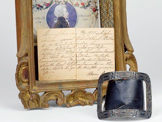 Das Wiener Dorotheum versteigert Mozarts Schuhschnalle.