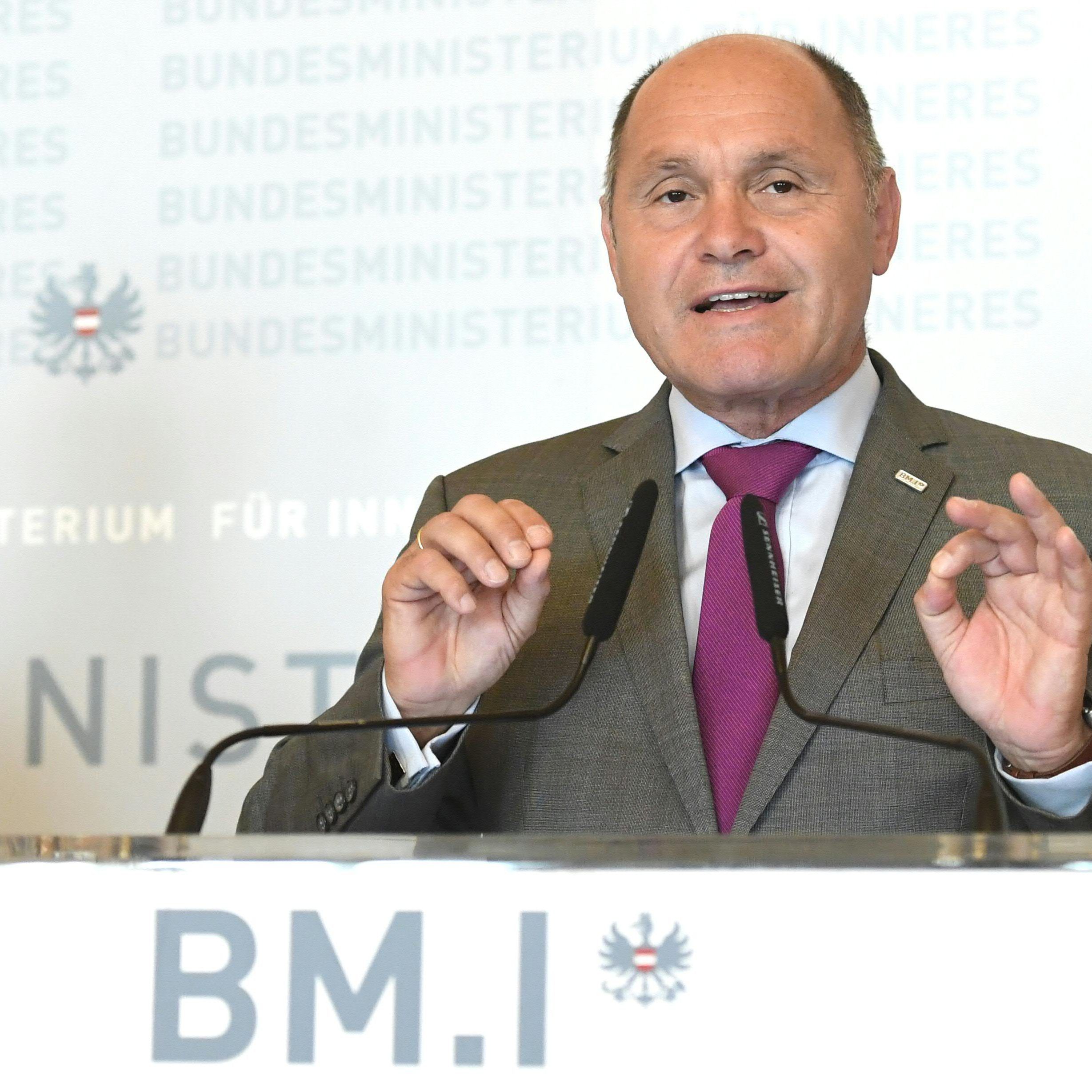 Innenminster Wolfgang Sobotka verkündet das vorläufige Endergebnis der Nationalratswahl.