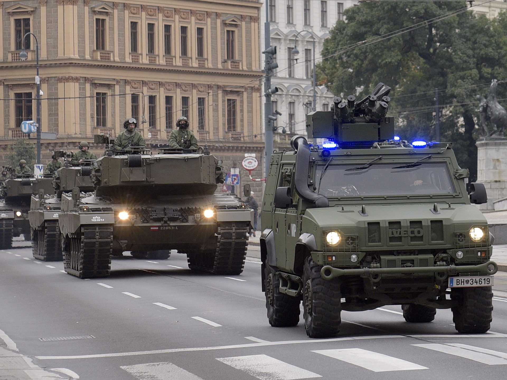 Der Panzerkonvoi wird sich Richtung Wiener Heldenplatz bewegen. Der Panzerkonvoi wird sich Richtung Wiener Heldenplatz bewegen.