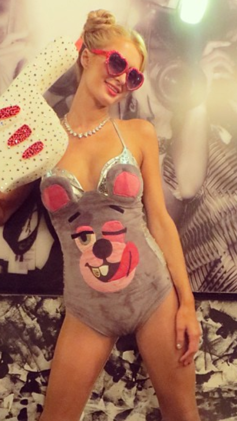 An Halloween verkleiden sich auch die Stars gerne: Paris Hilton als Miley Cyrus.