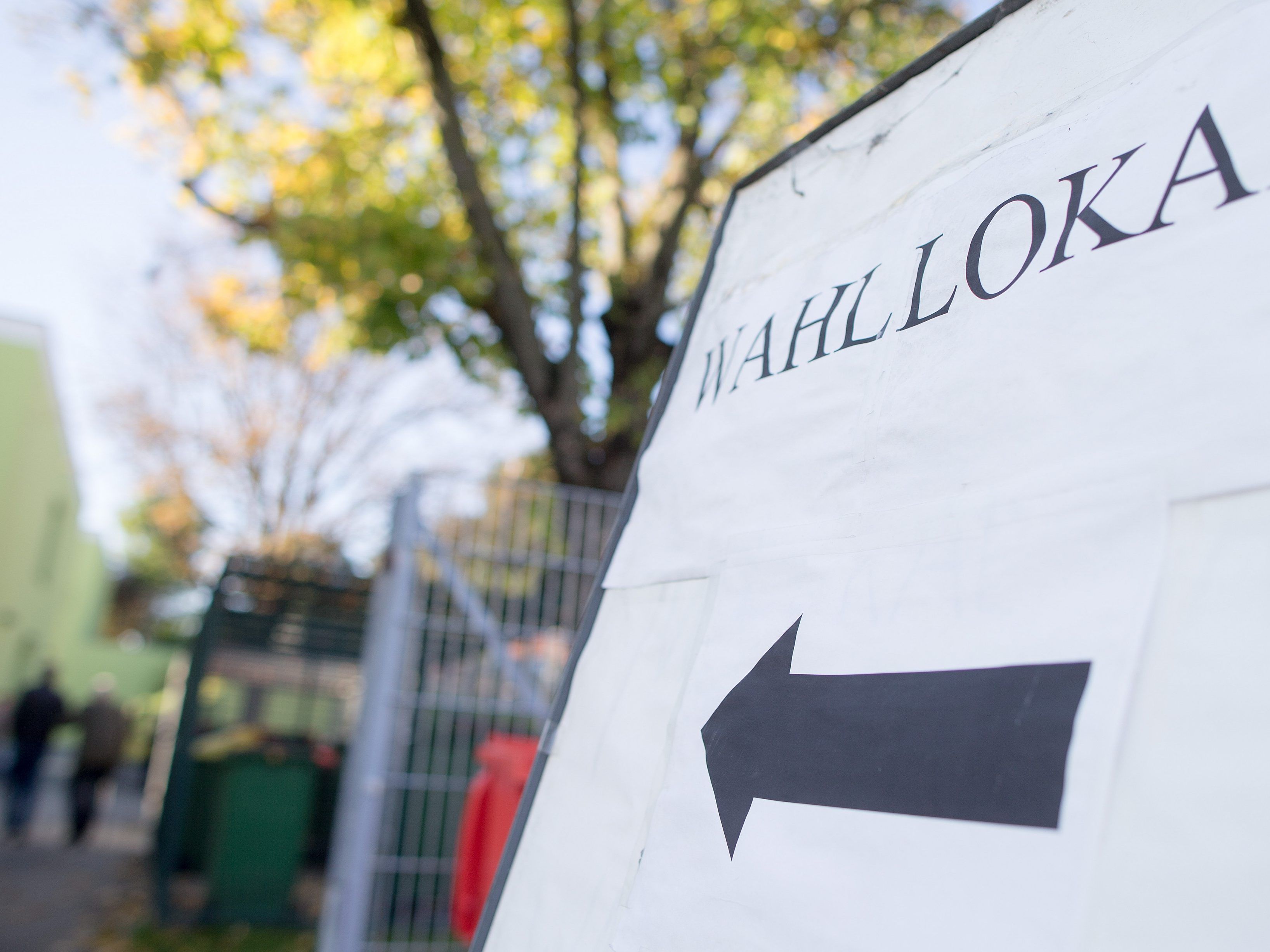Ein 82-jähriger Pensionist verstarb im Wahllokal. Ein 82-jähriger Pensionist verstarb im Wahllokal.
