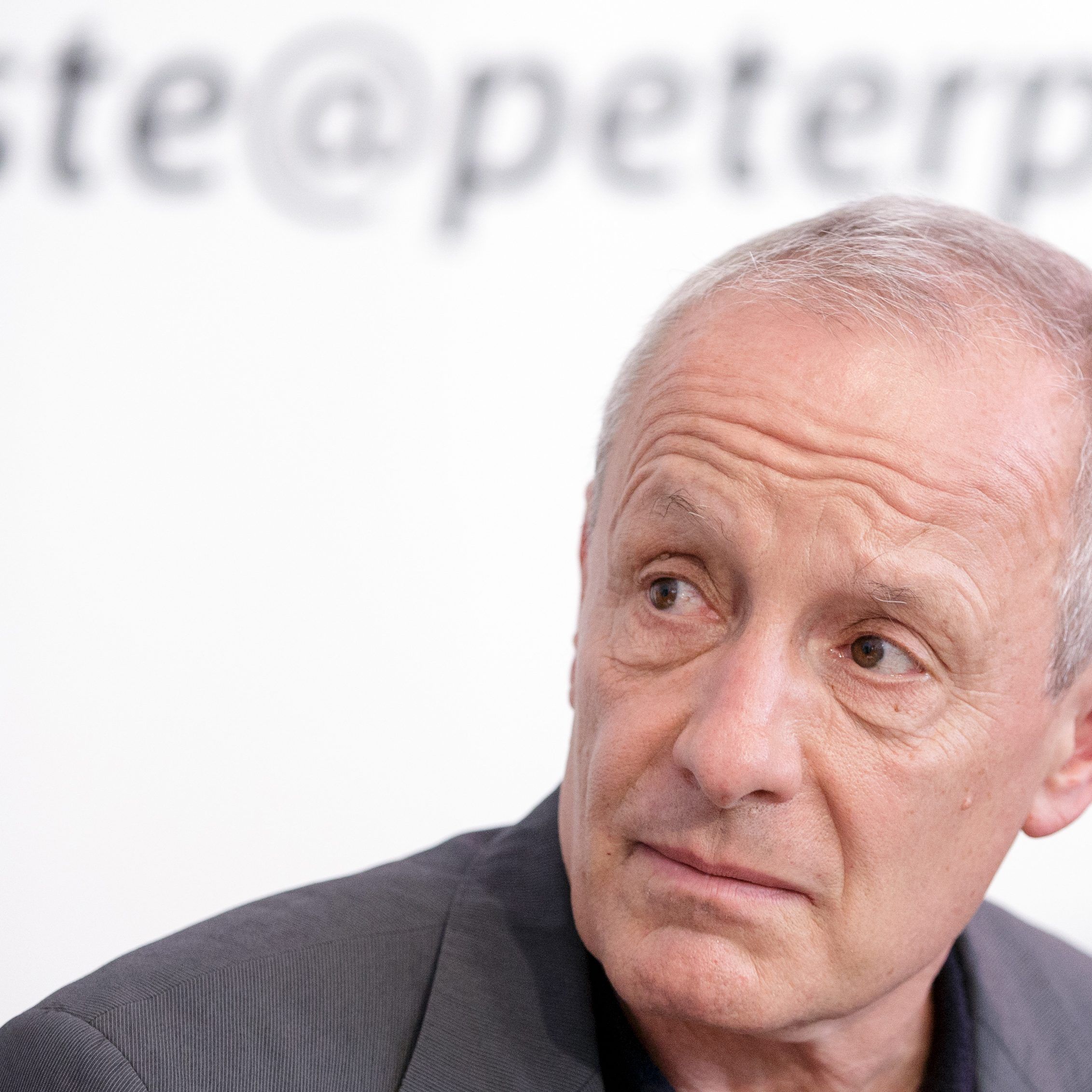 Peter Pilz greift Innenminister Sobotka nach dessen Unfall an.