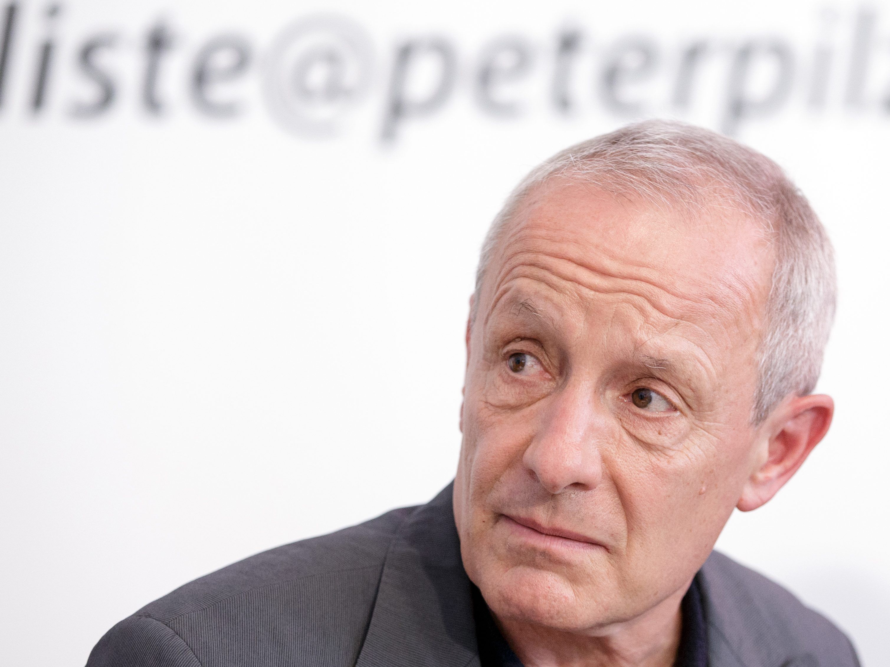 Peter Pilz greift Innenminister Sobotka nach dessen Unfall an.