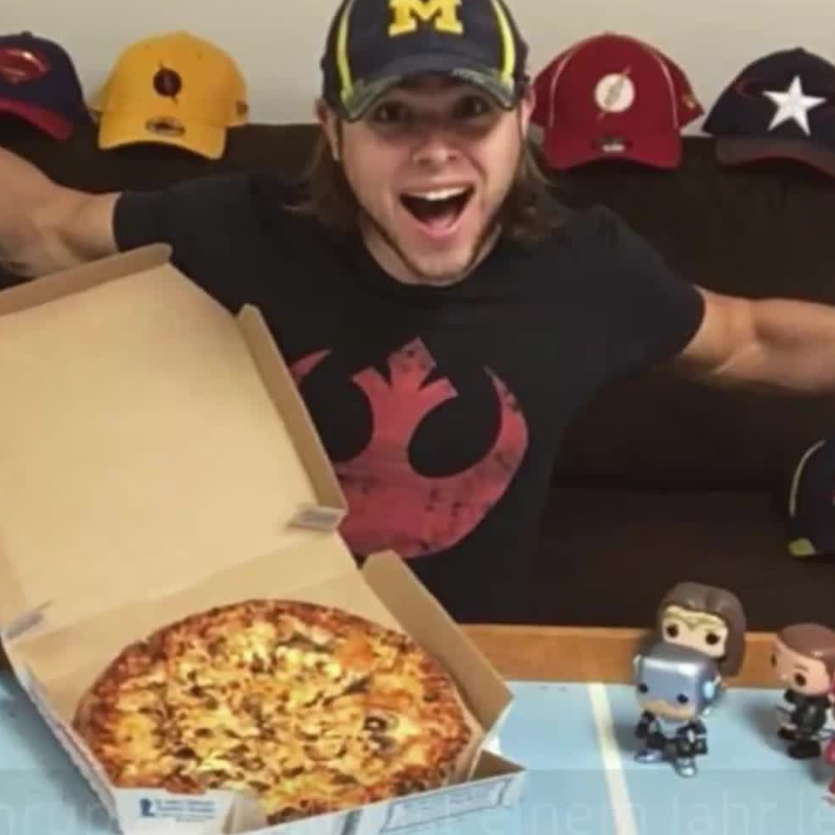 Er isst jeden Tag Pizza und sieht trotzdem fit aus.