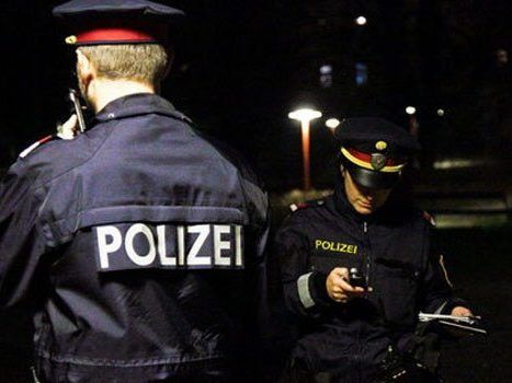 Die Wiener Polizei konnte zwei Festnahmeanordnungen durchführen. Die Wiener Polizei konnte zwei Festnahmeanordnungen durchführen.