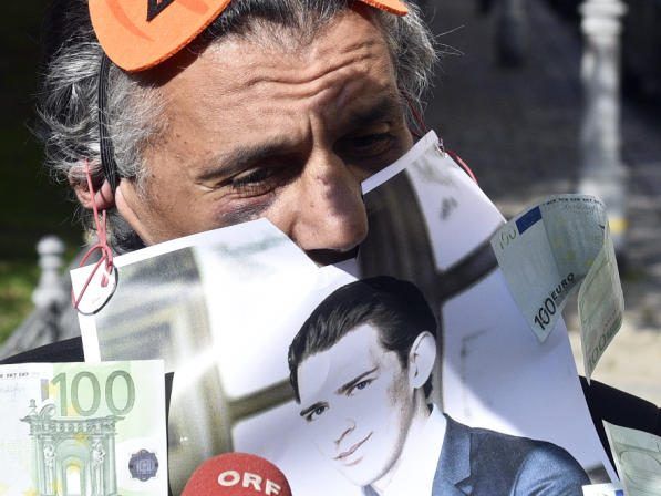 Rachid Nekkaz protestiert mit Verkleidung gegen das Verhüllungsverbot. Rachid Nekkaz protestiert mit Verkleidung gegen das Verhüllungsverbot.