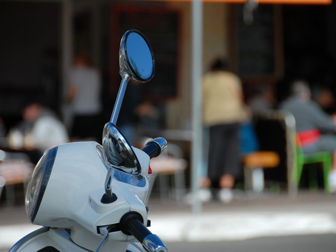 Der Mopedfahrer wurde in ein Spital gebracht.