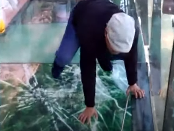 Der schreckliche Moment, wenn der Glasboden plötzlich Risse bekommt. Der schreckliche Moment, wenn der Glasboden plötzlich Risse bekommt.