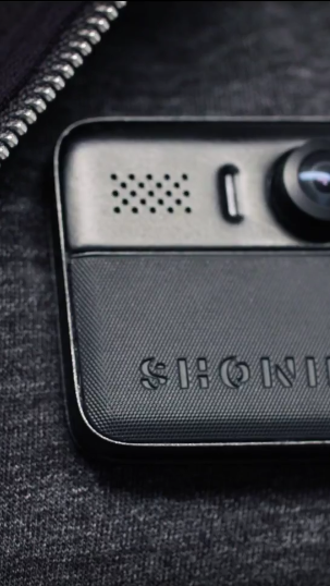 Die Mini-Streamcam kann an die Kleidung angeklippt werden.