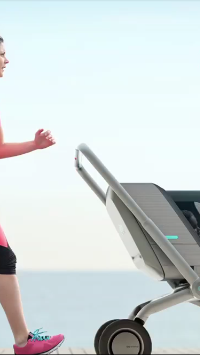 Der intelligente Kinderwagen ist selbstfahrend und App-gesteuert.