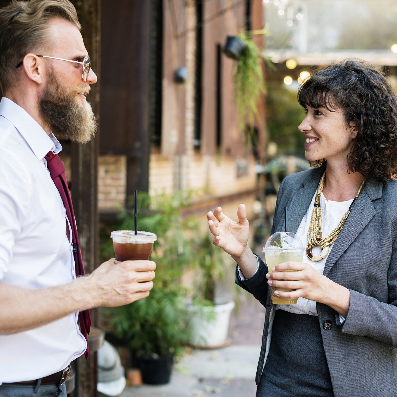 Der praktische Echtzeit-Übersetzer kann wie ein Namensschild getragen werden.