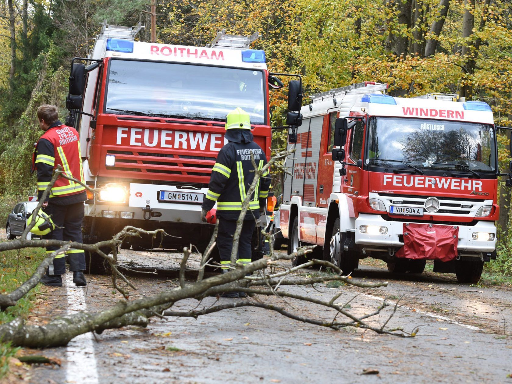 Die Feuerwehren waren wegen des Sturms im Dauereinsatz.