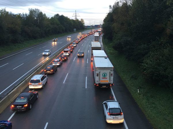 Es staut sich bis zum Pfändertunnel zurück.