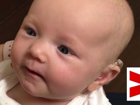 Charly hört seine Mutter zum ersten Mal.