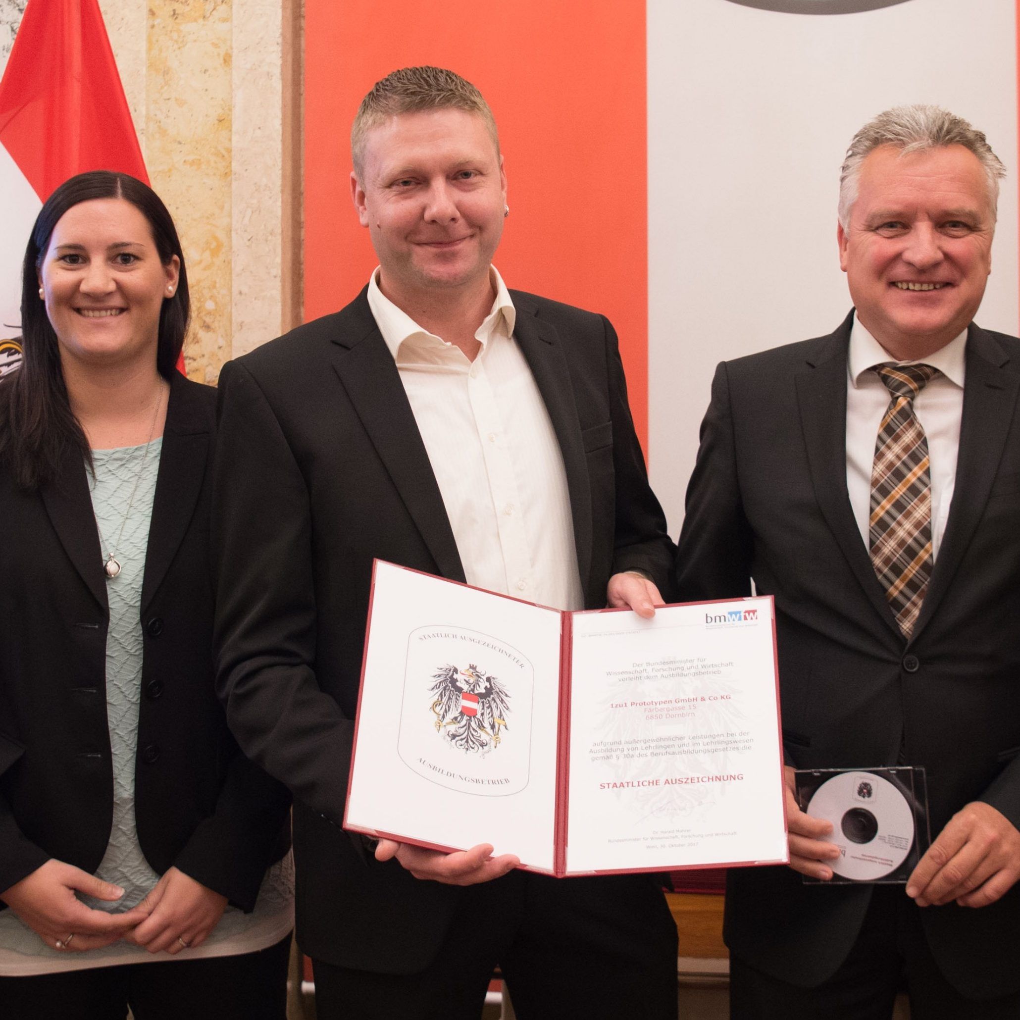 Die Übergabe des Dekrets zur Führung des Staatswappens.