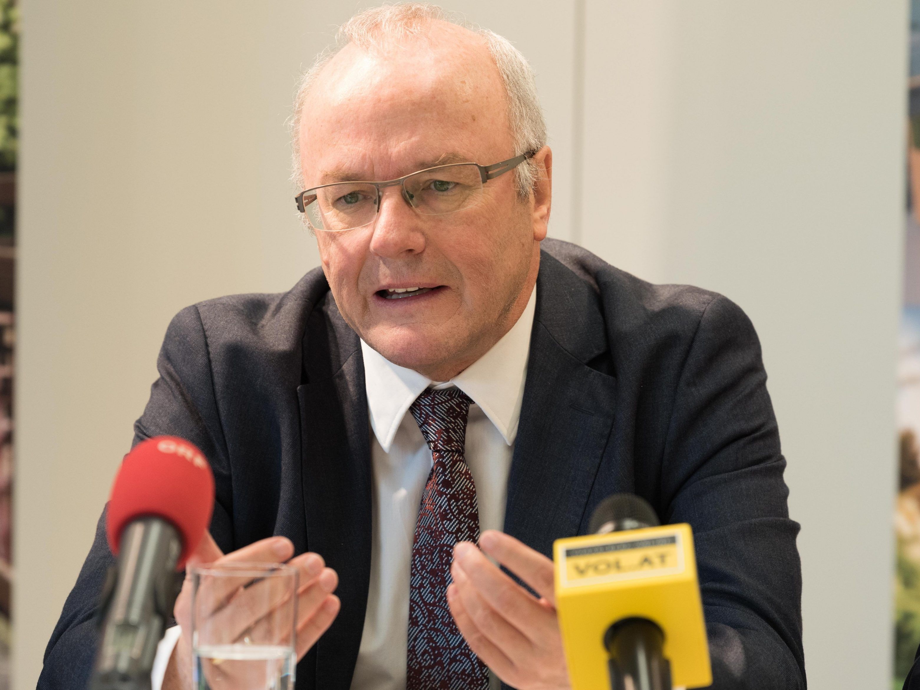 Haller nimmt Abschied.