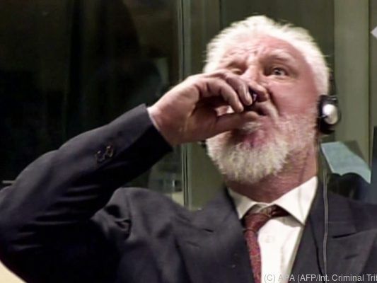 Der Angeklagte Praljak wird derzeit medizinisch versorgt Der Angeklagte Praljak wird derzeit medizinisch versorgt