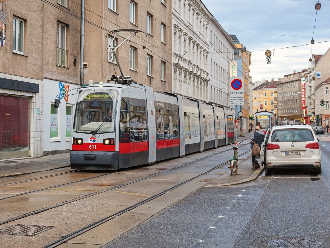 Die 27-Jährige trat unmittelbar vor der Straßenbahn-Linie 43 auf die Gleise. Die 27-Jährige trat unmittelbar vor der Straßenbahn-Linie 43 auf die Gleise.