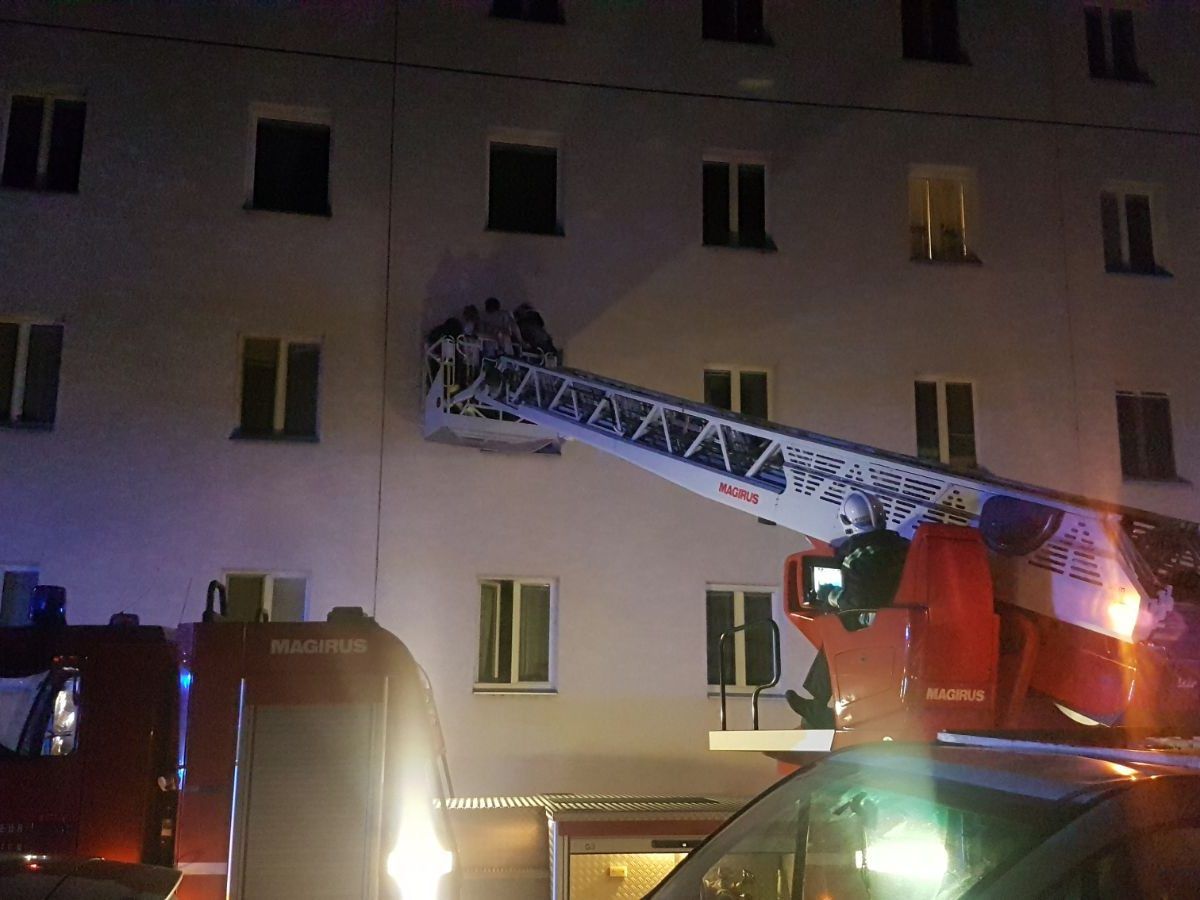 Die Feuerwehr wurde am Donnerstag zu einem nächtlichen Einsatz in Wien-Donaustadt gerufen. Die Feuerwehr wurde am Donnerstag zu einem nächtlichen Einsatz in Wien-Donaustadt gerufen.