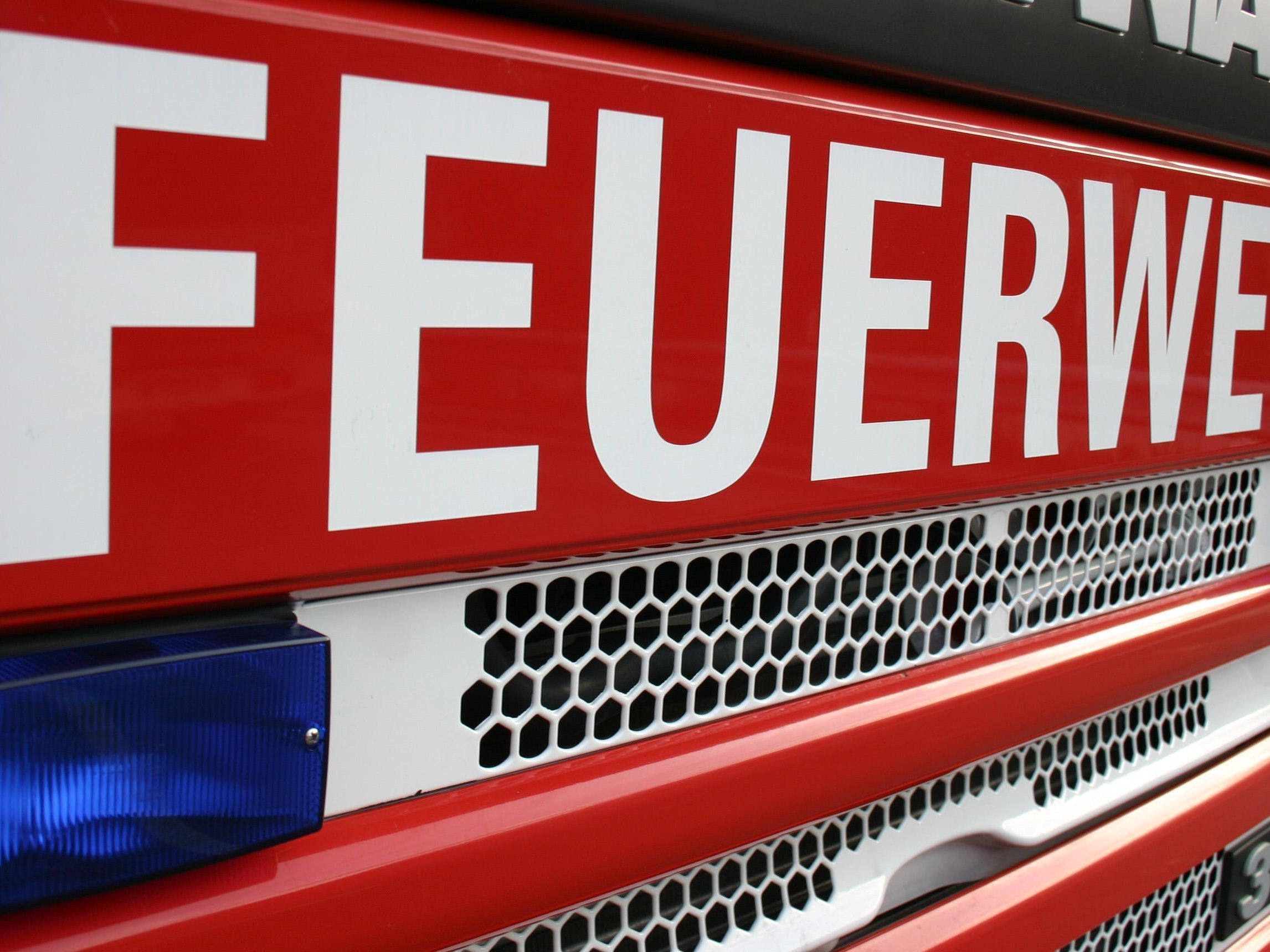 Die Feuerwehr Bludenz musste am Samstagvormittag ein Fahrzeug aus der Ill bergen.