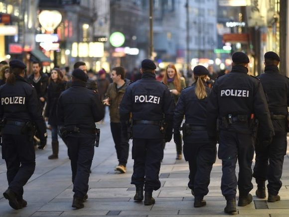 Die Polizei nahm die beiden beschuldigten Frauen fest. Die Polizei nahm die beiden beschuldigten Frauen fest.