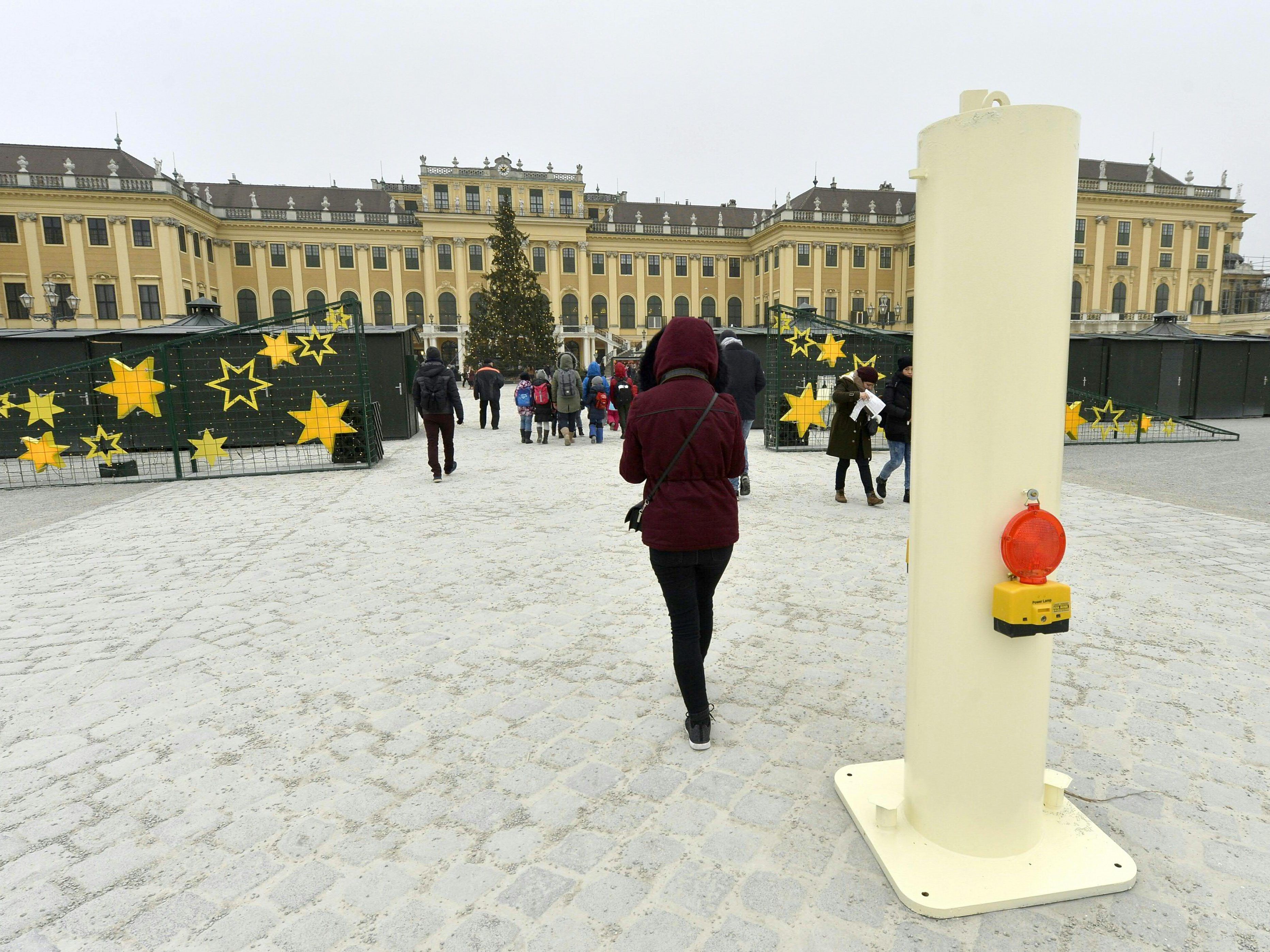 In Schönbrunn werden während der Adventzeit zusätzliche Poller aufgestellt.