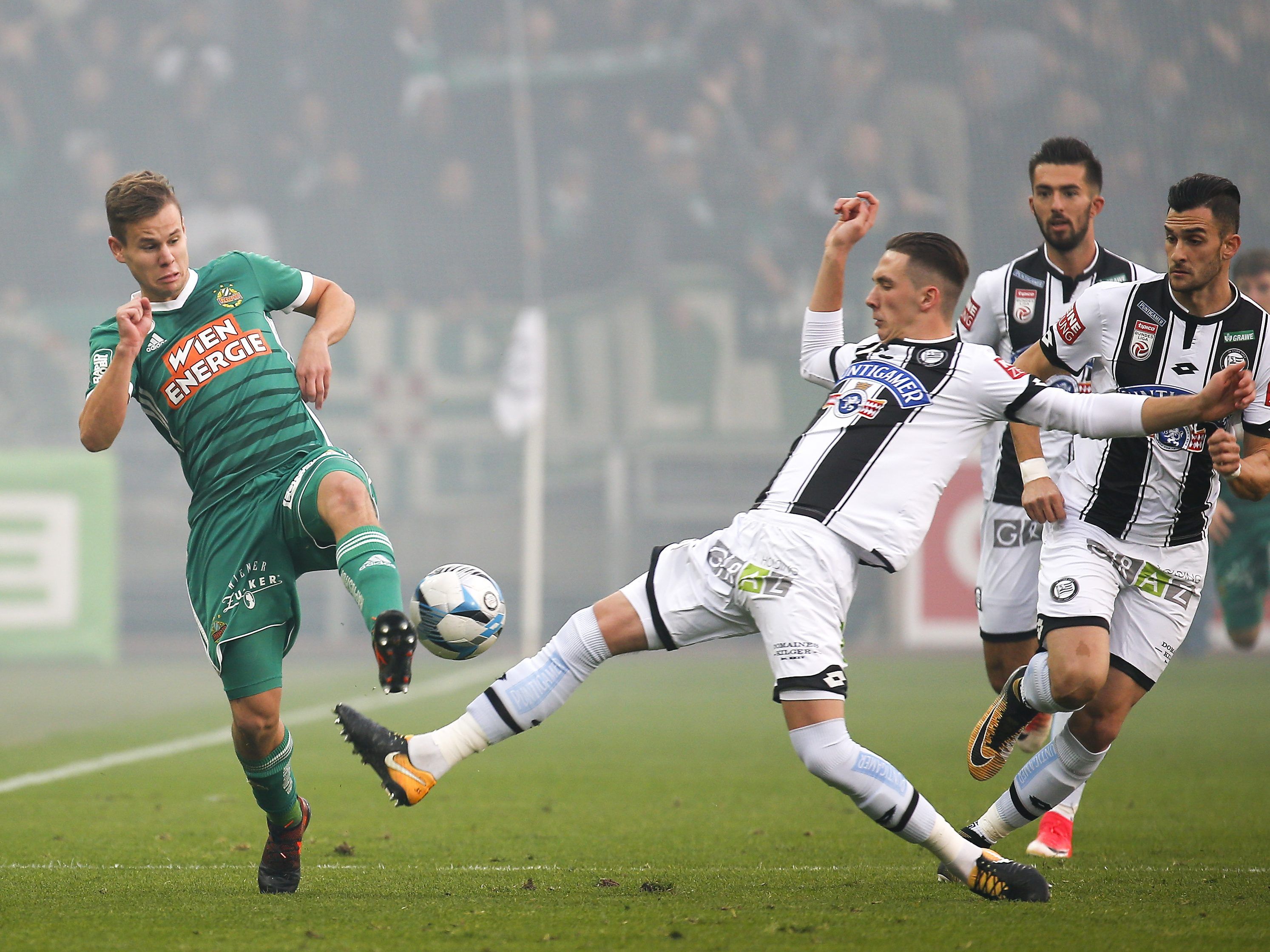 Rapid Wien spielte unentschieden gegen Sturm Graz. Rapid Wien spielte unentschieden gegen Sturm Graz.