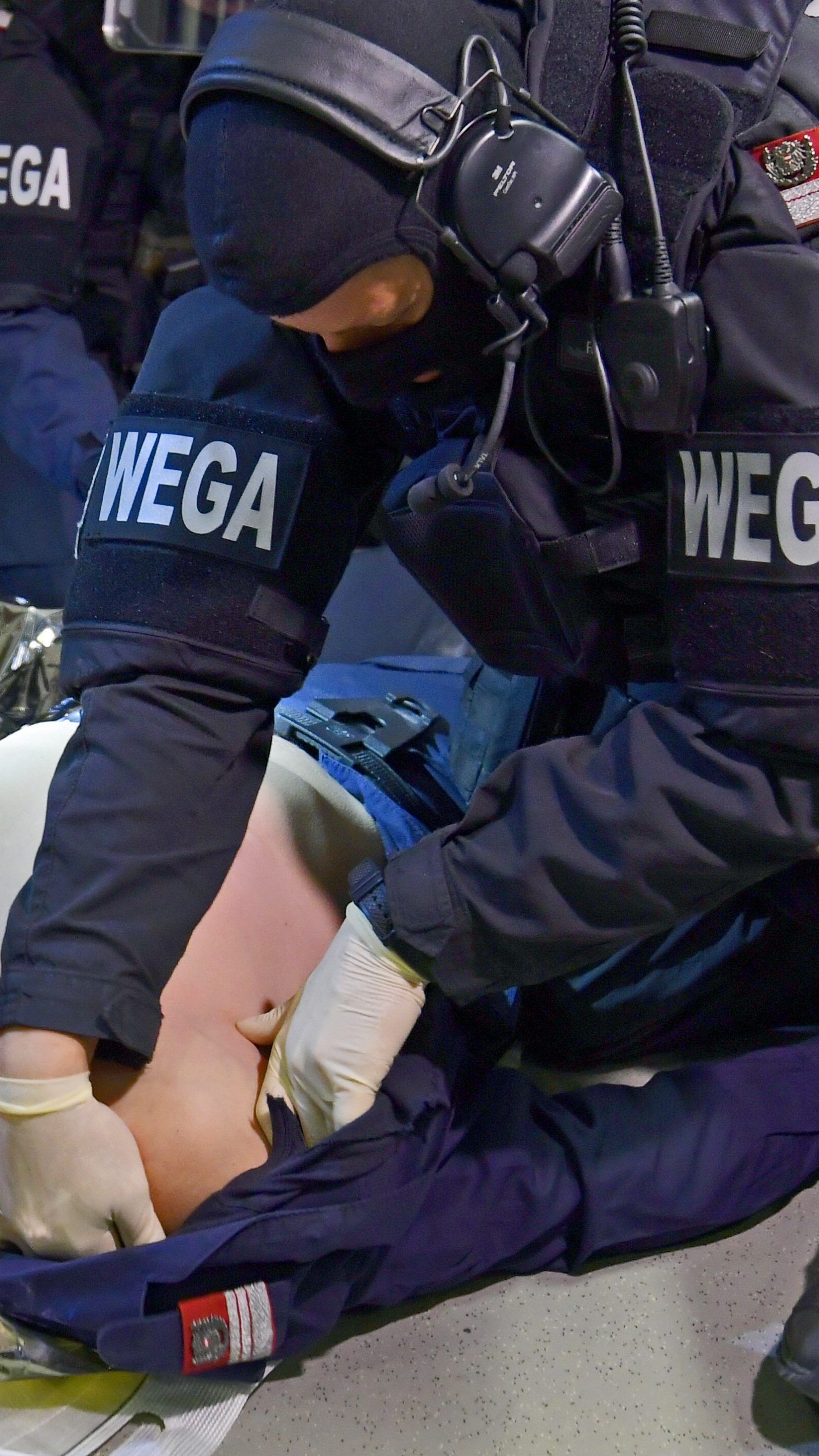 WEGA-Beamte werden zu Rettungssanitätern ausgebildet.