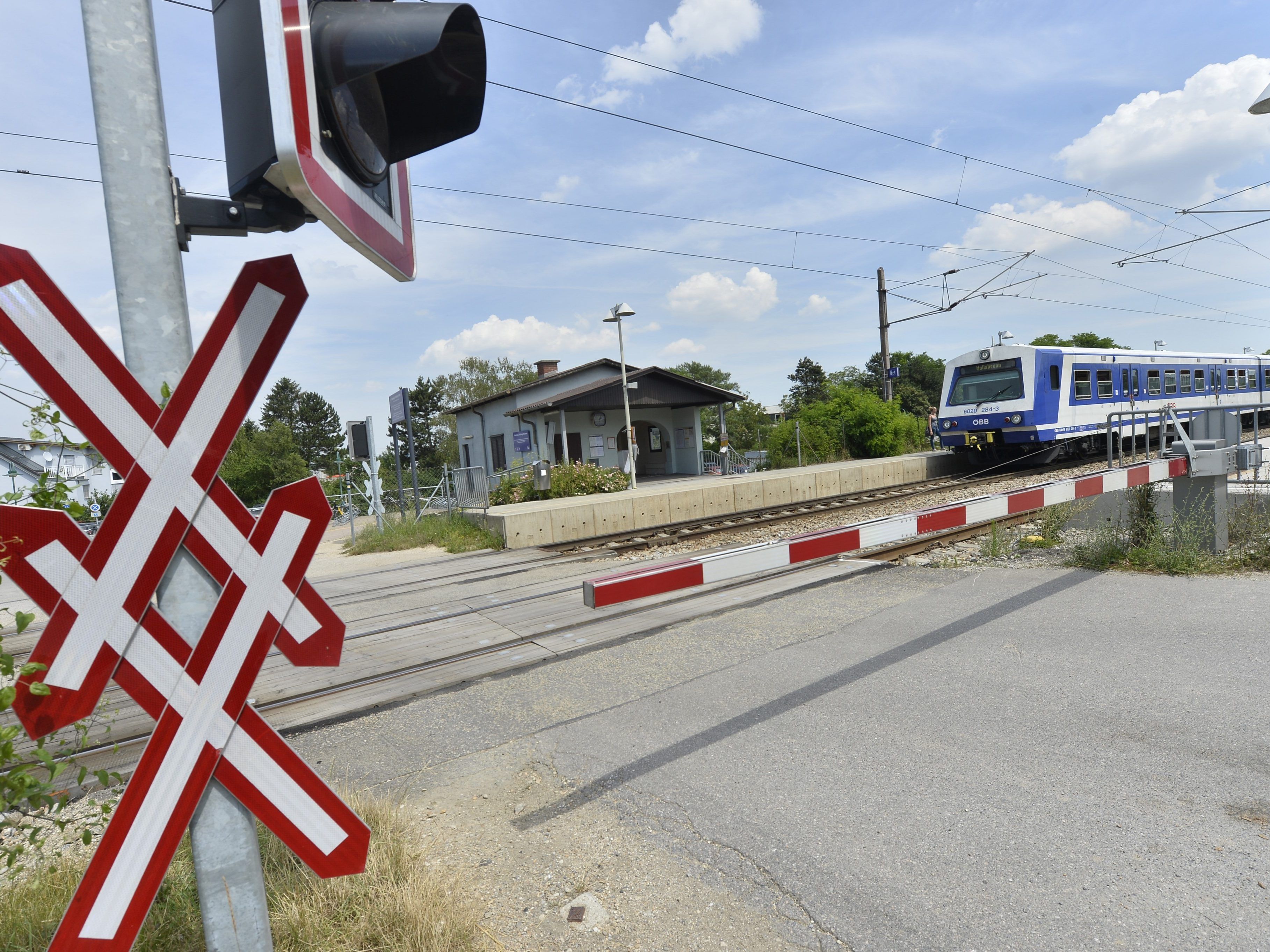 Jene Lehrerinnen, die die Kinder über den Bahnübergang lotsten, arbeiten wieder.