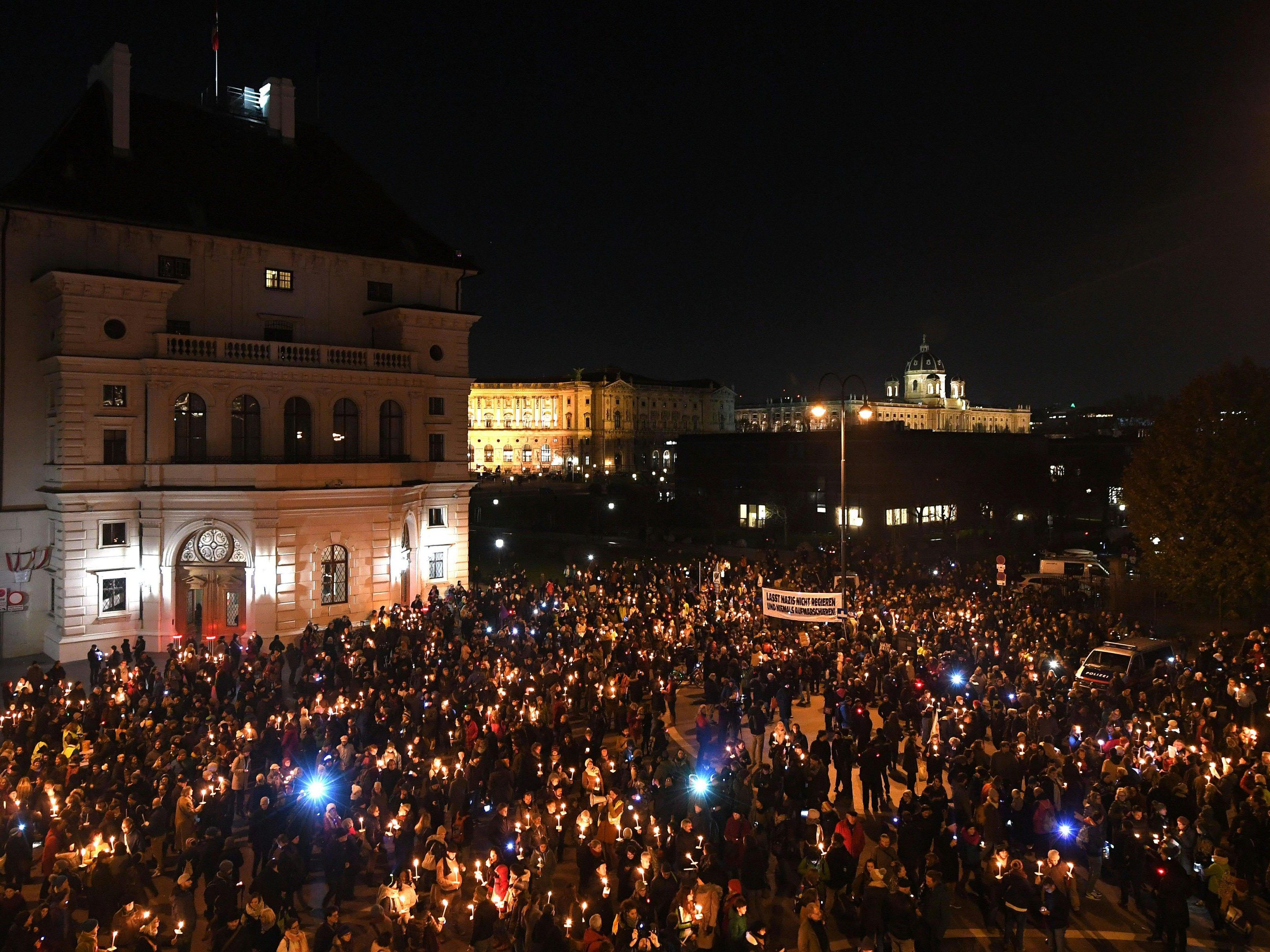 Tausende Menschen versammelten sich am Mittwoch in der Wiener City. Tausende Menschen versammelten sich am Mittwoch in der Wiener City.
