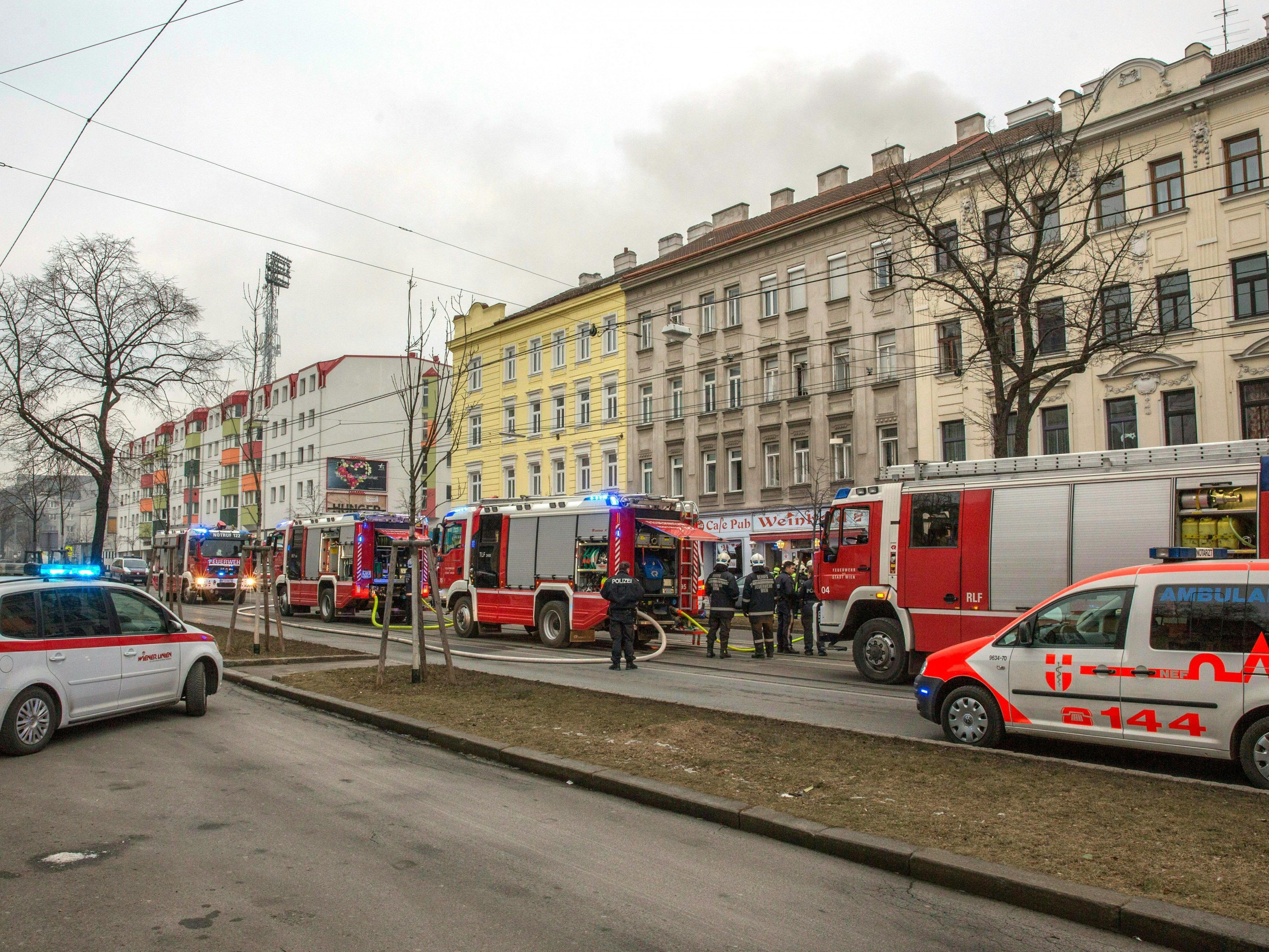Einsatzkräfte auf der Hernalser Hauptstraße, wo sich die Gas-Explosion ereignet hatte