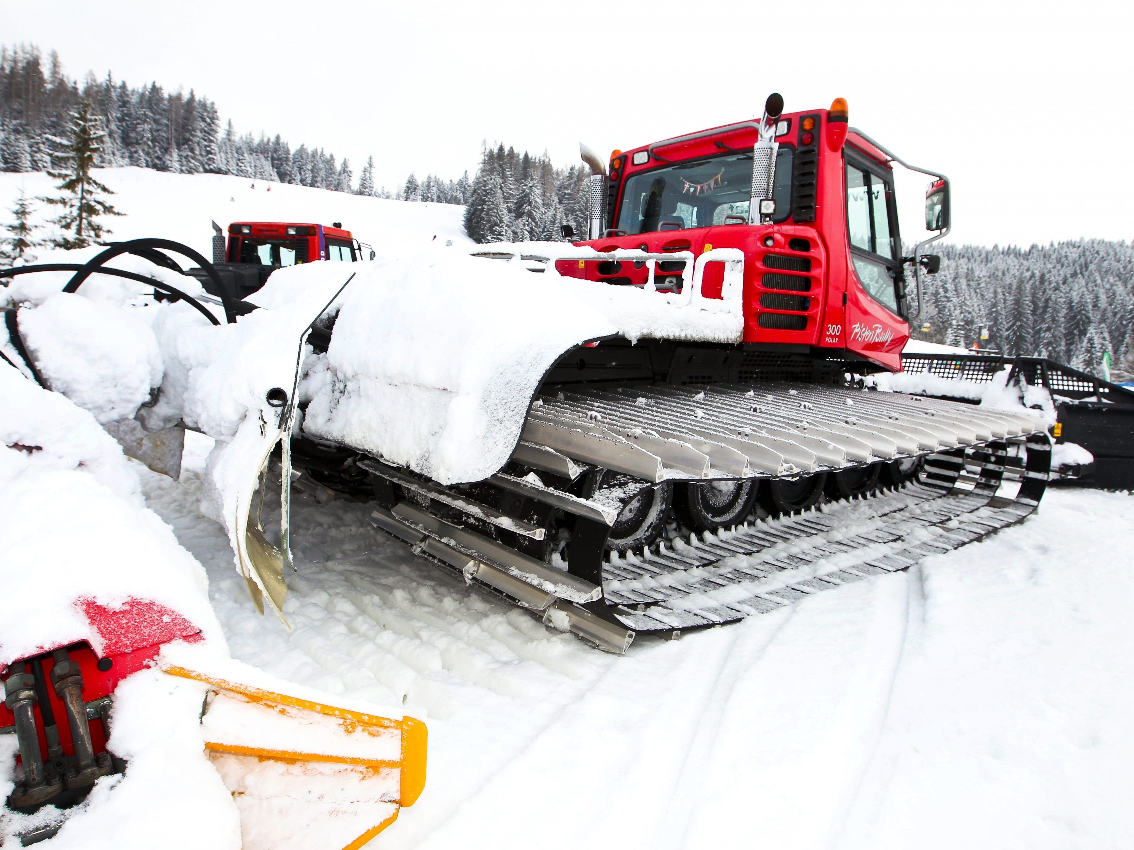 Ein Skifahrer wurde von einer Pistenraube erfasst. Ein Skifahrer wurde von einer Pistenraube erfasst.