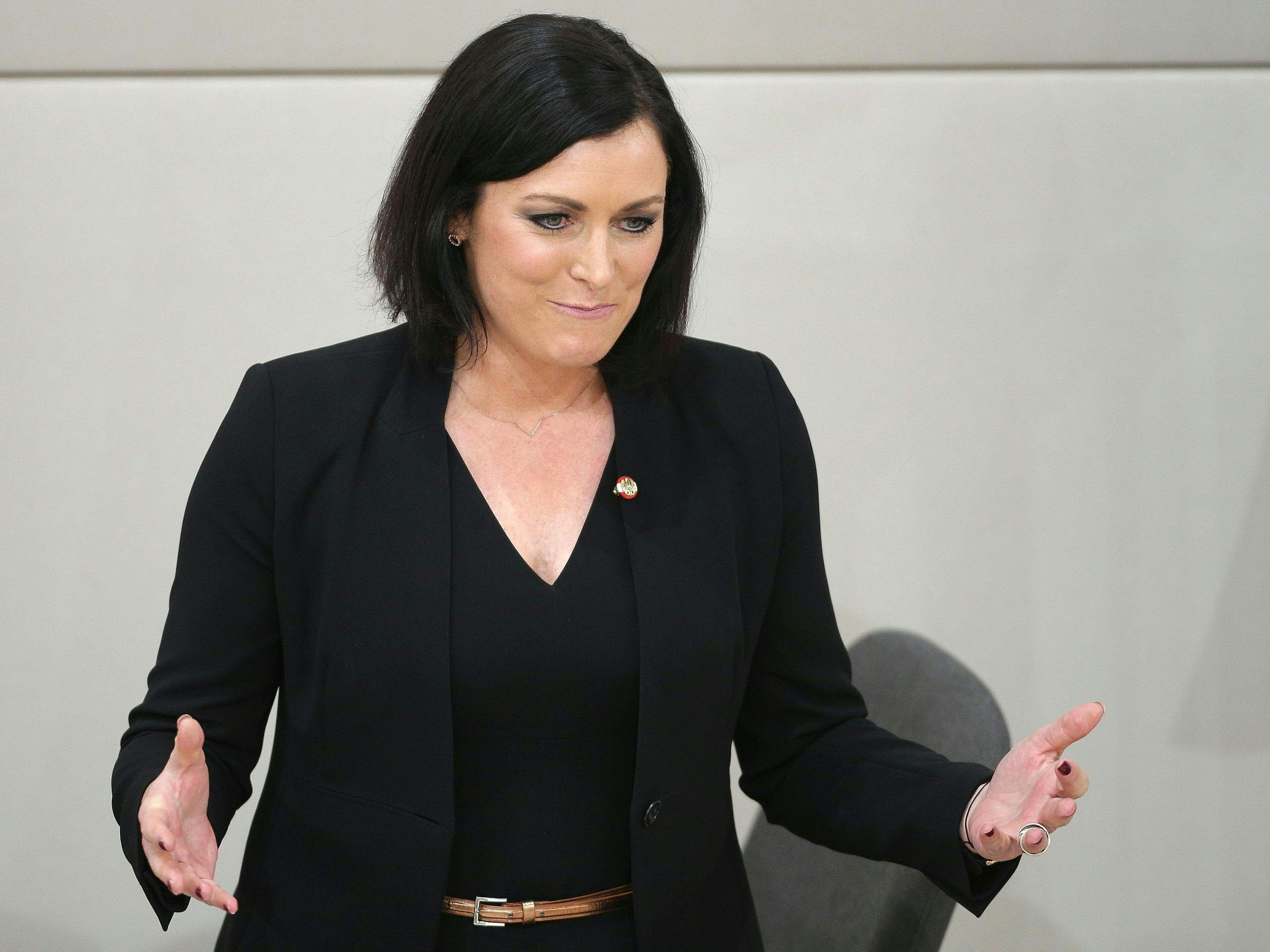 Die Frage des Tages: Ist es gut, dass Köstinger zur Nationalratspräsidentin gewählt wurde? Die Frage des Tages: Ist es gut, dass Köstinger zur Nationalratspräsidentin gewählt wurde?