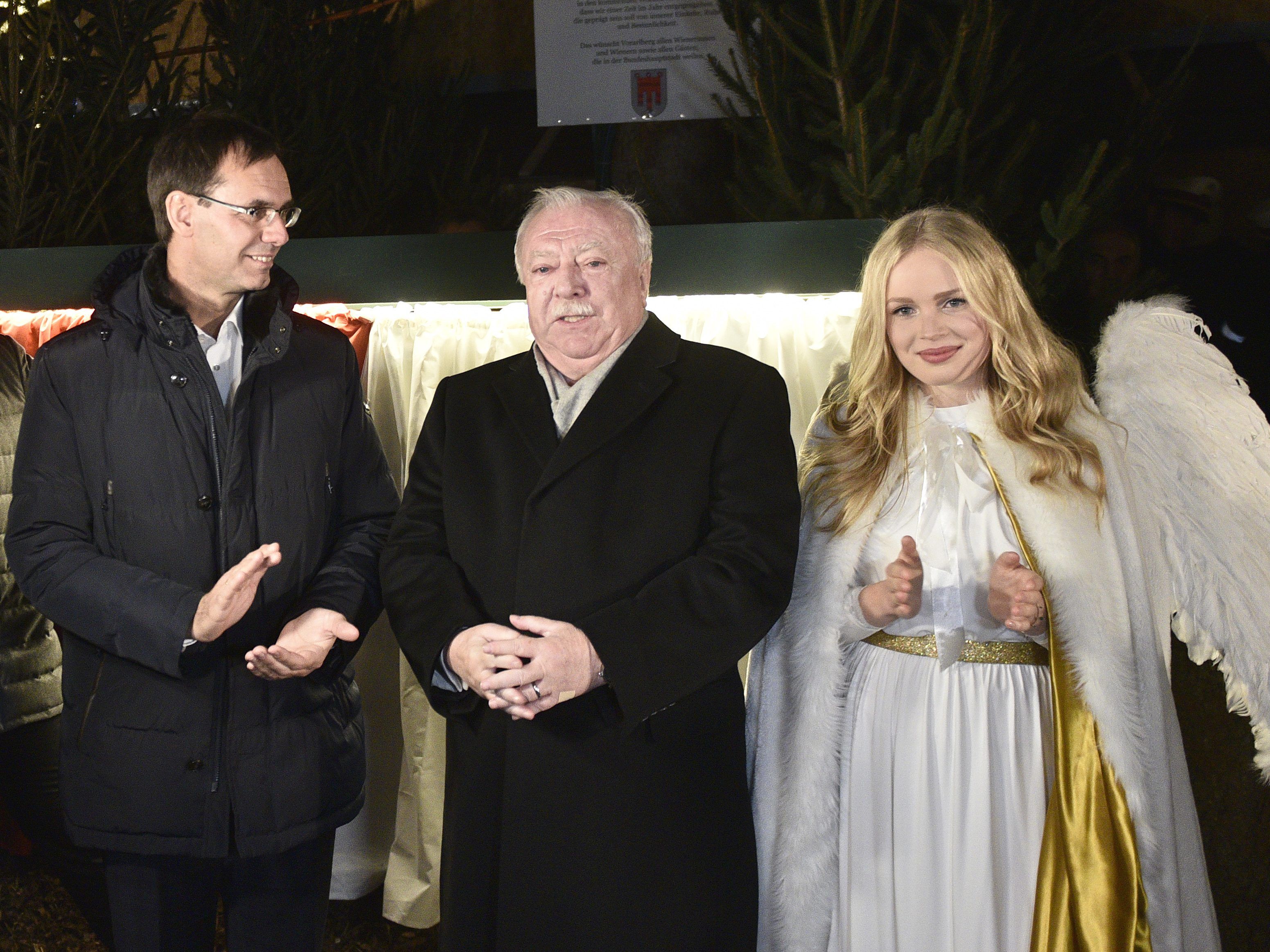 Der Christkindlmarkt am Rathausplatz wurde am Samstag eröffnet.