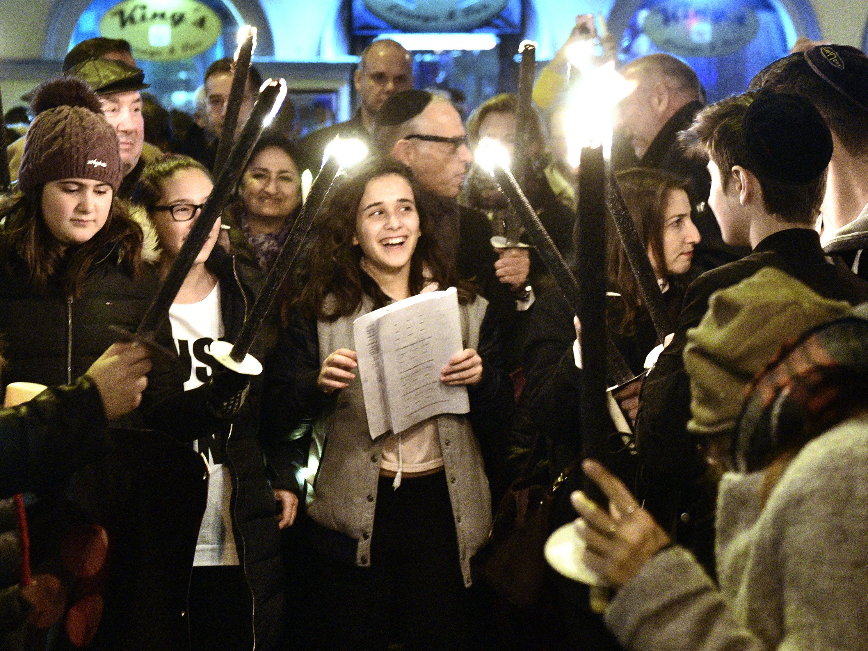 Teilnehmer beim Gedenkmarsch "Light of Hope" in der Wiener City
